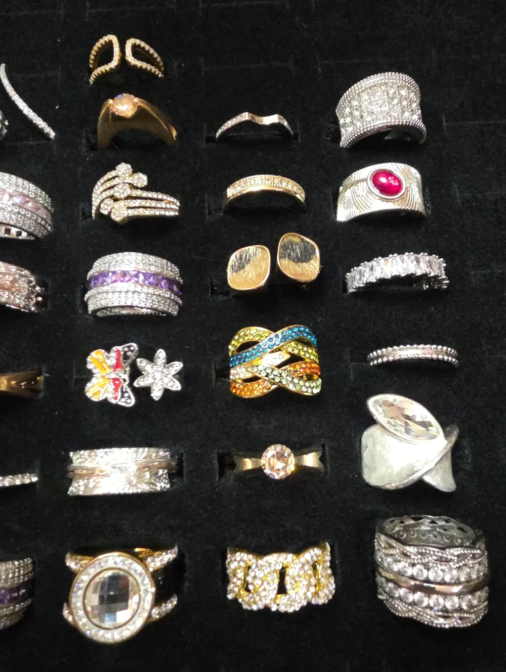 RESELLERS! LOT OF 50 HIGH QUALITY FASHION RINGS ALL IN EXCELLENT CONDITION - Picture 6 of 15